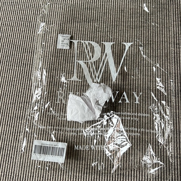 SATARI STRAPLESS TOP - WHITE by Runway. Size medium - Picture 8 of 10